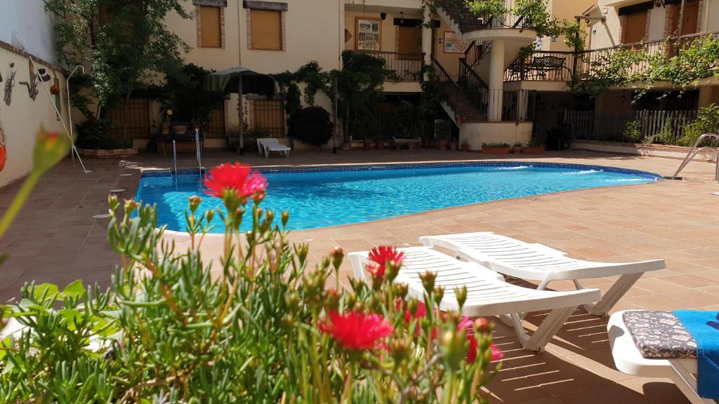 Patio andaluz y piscina de agua salada de los Apartamentos Valle del Guadalquivir en Arroyo Frío, Sierra de Cazorla